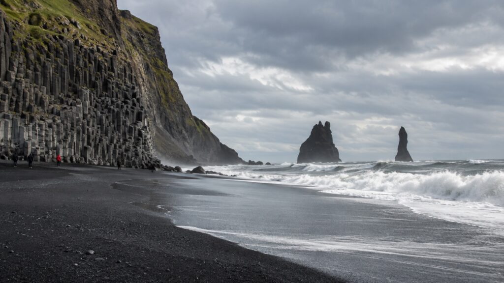 Reynisfjara — czarna plaża